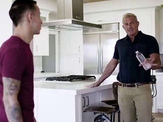 Heteroflexible - Horny Twink Des Irez Wants to Have Fun with Muscular Bear Dilf