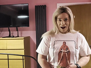 Casual Nikki Relaxes on the Bed, with Big Cum!