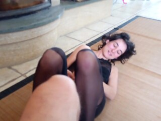 shanaa suirt dans ses collants en masturbation