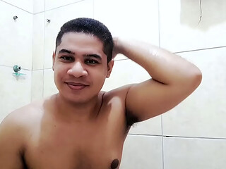 O que voc&ecirc_ faria se me visse assim? Comente abaixo!! Me masturbano no banho bem gostoso sem ningu&eacute_m por perto!!