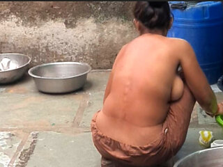 My elder stepbrother&#039;s housewife was completely naked today and the brother-in-law saw it.