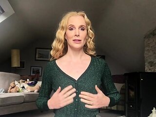 Amateur MILF in sexy stockings masturbates