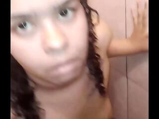 NINFETA N&Atilde_O FICA SEM ROLA NEM UM DIA SE QUER ELA SE ACABA NO SEU BRINQUEDINHO DE 22 CM E QUASE ACABA COM SUA BUCETA INOCENTE