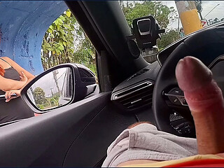 Punheta arriscada na rua para estudante que estava no ponto de &ocirc_nibus.