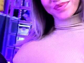 Sexy hottie Anetta Keys enjoys a solo toy masturbation