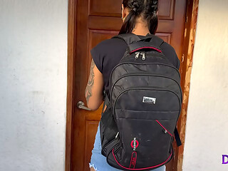 Jovencita cachonda pide servicio a la habitacion
