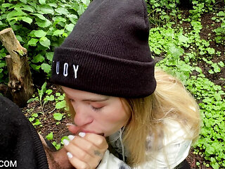 Great quick blowjob in the park with cum in mouth