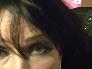 Deepthroat Gagging MILF Unleashes Outdoor Piss Fountain