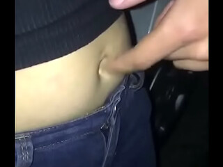 le pico el ombligo en una fiesta