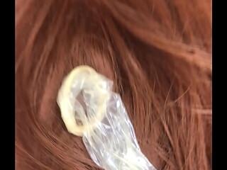 Novinha de 18 anos n&atilde_o aguentou e tirou a camisinha indo leite dentro ( SEX TOY )
