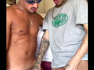 O PARCEIRO ME CHAMOU PRA VER O JOGO E ACABAMOS DESVAZIANDO OS SACOS