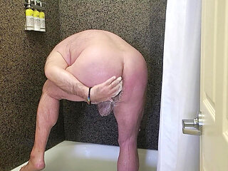 Bear Takes a Shower for You!!