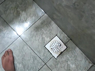 Dick play with rubbing and peeing at the same time