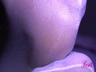 MILF shows off her shiny pantyhose feet