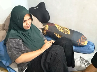 Niece seduces aunt during her stay
