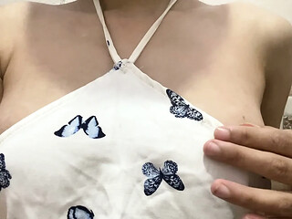 Teen enjoys flaunting her titties