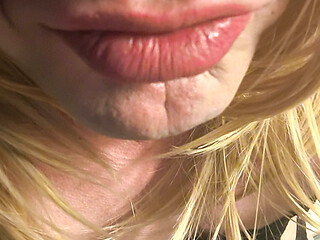 Sissy N. aus Berlin Show's her body und lip's, wanna suck nice deep cock