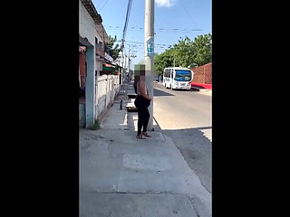 Colombiana Horny Acepta Follar con un Desconocido por la Puerta de Atr&aacute_s y Acaba con el Culo Lleno de Semen