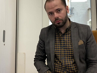 Thomas GODEBIN drinks his own piss at work