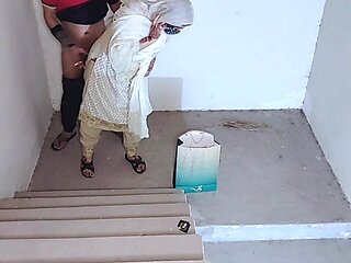 Girlfriend Ki Khala Ko Choda-late Night Gifting Date on Stairs
