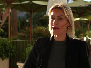 Jessie experiences the tornado Marie ... - Jacquie et Michel TV