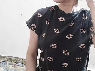 Desi aunty ko saman dene ke bahane pel diya