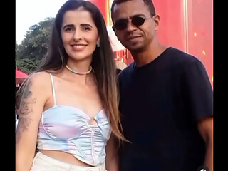 Vandeilson e a esposa na piscina