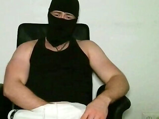 Dominanter Typ PhantomGentX k&uuml_sst deinen Hals und will dich hart ficken