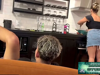 Madrasta Safada Fode com Enteado e pede pra n&atilde_o Contar pro Pai! - Essa Casada safada, fode com o enteado e faz o pauzudo guardar segredo para foder quando quiser