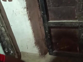 Jija ne  sali ko pela   room' ke andar