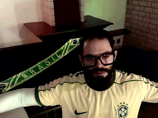 NOVINHO DOTADO BATENDO PUNHETA E GOZANDO ENQUANTO ASSISTE O JOGO DO BRASIL! - COMPLETO NO RED - EVEZZINI