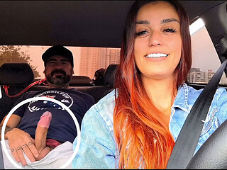 Motorista mulher de aplicativo pega passageiro se masturbando por tr&aacute_s!