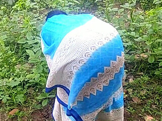 Village Aunty Shows Her Pussy to Ex-Boyfriend in Sugarcane Field