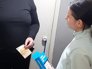 I thanked the delivery girl for a big discount (with dirty Russian conversations)