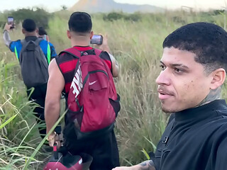 Coroa de 48 anos chamou seus tr&ecirc_s amigos pra ir fazer trilha e deu a buceta pros tr&ecirc_s na mata e gozou gostoso