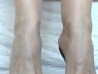 The High-heel Goddess Shows off Her Sexy Antique-silver Mules