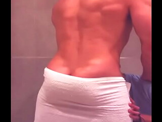 veo a mi amigo llegar del bar y ba&ntilde_arse y no resisto me meto en la ducha con el