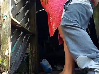 Mulher casada pede ajuda ao jardineiro para consertar o