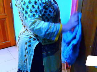 Indian Muslim Hot Desi Stepmom Fucked by Stepson When She Was Cleaning His Room