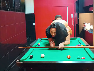 Jogando sinuca no motel com a Transex gostosa do sul