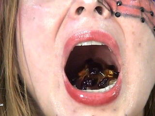 Spider-girl's Extreme Swallowing Challenge! Huge Edible Spiders