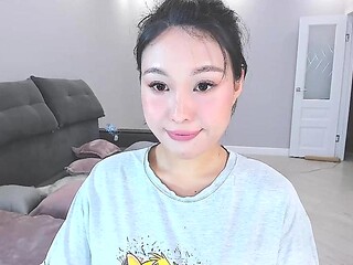 Asian beauty wanks herself on cam