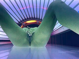 Bryce Adams - Squirting In The Tanning Bed