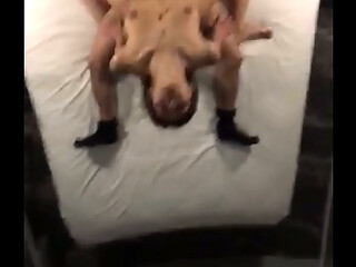 Se la llevan a un hotel a virgen pussy para pasar casting