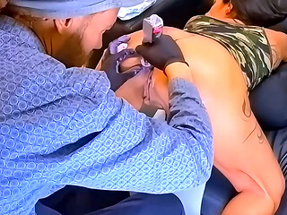 Tatuador tatua e depois come a bunda da cliente gostosa que n&atilde_o parava de rebolar