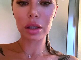 Amateur babes are good at masturbating as well