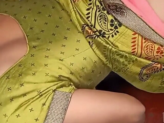 Bhabhi ko devar Ne roti banate hue pakad liya bhabhi ko bade pyar Se manaya uske bad land munh mein de diya