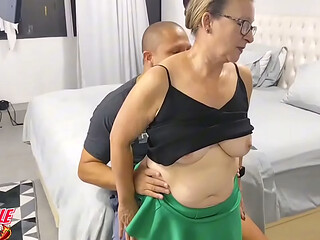 Tra&ccedil_ei a velha que trabalha l&aacute_ em casa, a safada tem a buceta apertadinha e adora uma pica grossa!