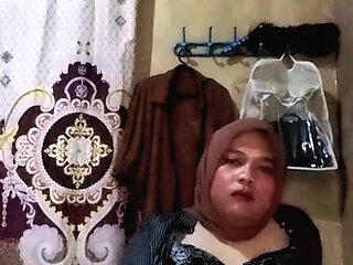 Hijab Shemale Is Horny Before Going Work