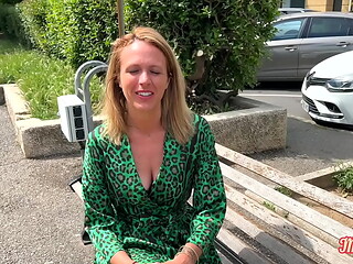 Julie, blonde coquine, r&eacute_alise l'_une de ses envies Part 1